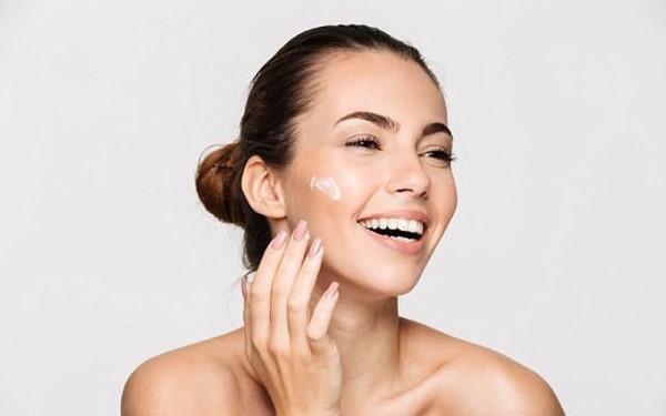 Lựa chọn mỹ phẩm có chứa fragrance phù hợp sẽ giúp tránh gây kích ứng cho da