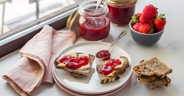 Cách làm mứt dâu tây ăn với bánh mì siêu ngon tại nhà