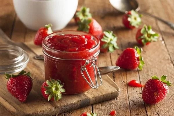 Cách làm mứt dâu tây dễ ăn không cần nấu