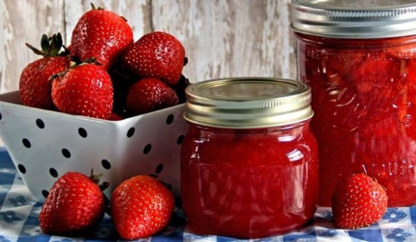 Cách bảo quản mứt dâu tây tự làm để ăn sáng với bánh mì