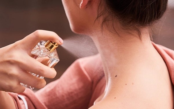 Nên thử nước hoa trực tiếp trên da để cảm nhận mùi hương thực sự