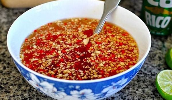 Thêm ớt tỏi là có thể tạo nên một chén nước mắm ngon miệng