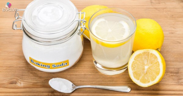 Sử dụng baking soda hay chanh đều có thể tẩy mùi mắm trên quần áo