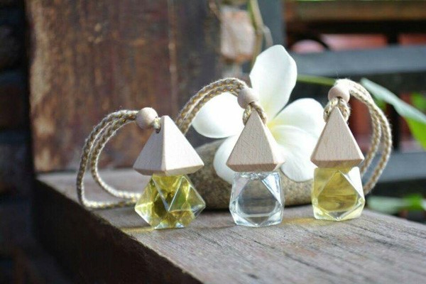 Sử dụng tinh dầu trong xe ôtô có thể khử mùi nước mắm trên xe