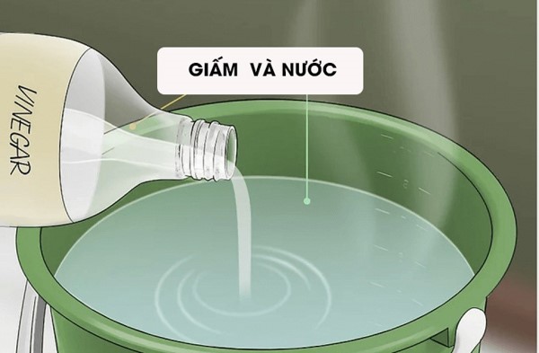 Lau sàn nhà bằng dung dịch giấm và nước để khử mùi nước mắm trên sàn