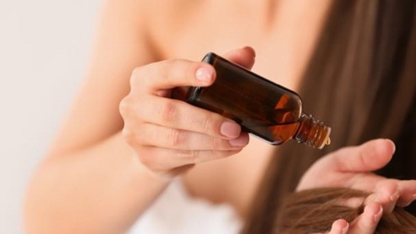Dưỡng tóc bằng tinh dầu hoa sen