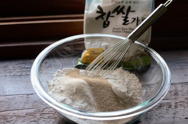 Chuẩn bị bột cho cách làm bánh mì hoa cúc