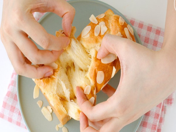 Bánh mì hoa cúc ăn nóng khi vừa mới ra lò