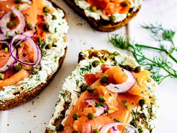 Cách làm bánh mì sandwich cá hồi độc lạ