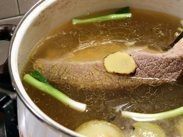 Tiến hành nấu nước dùng cho phở