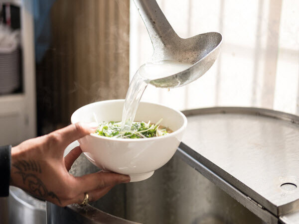 Hoàn thành quá trình nấu phở bò tại nhà