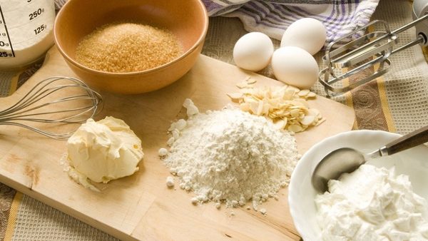 Trứng, sữa, bơ, đường, vani - Nguyên liệu làm bánh kem cần có