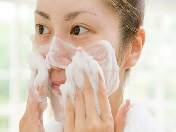 So sánh sự khác biệt giữa sửa rửa mặt có cồn và không cồn