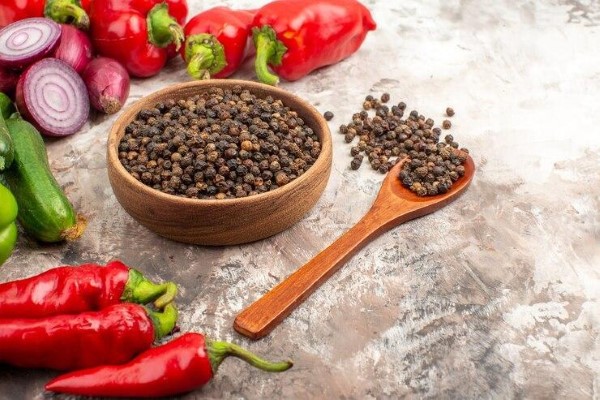Ớt và hạt tiêu là hai gia vị không thể thiếu