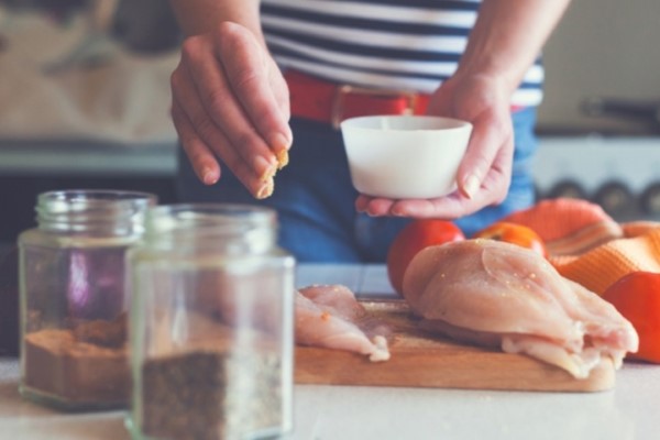 Lựa chọn và sử dụng các loại gia vị tốt cho sức khỏe cho bữa ăn hằng ngày