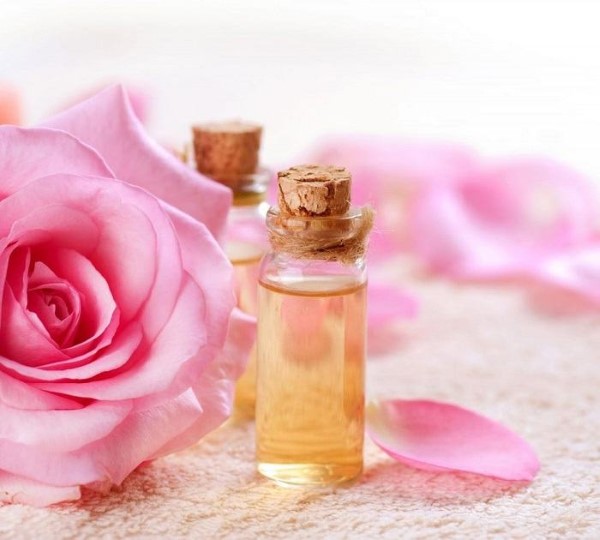 Tinh dầu hoa hồng là một loại tinh dầu thiên nhiên được chiết xuất từ cánh hoa của cây hoa hồng