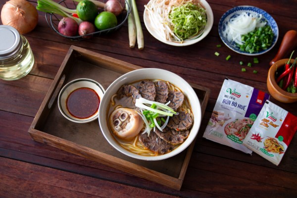 Gia vị kèm theo để ăn bún bò Huế