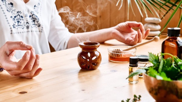 Sử dụng tinh dầu trong quá trình thiền có thể nâng cao trải nghiệm