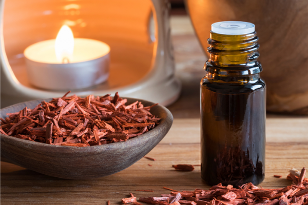 Hương gỗ đàn hương (Sandalwood) mang đến cảm giác thư thái, tĩnh tâm và hỗ trợ thiền định