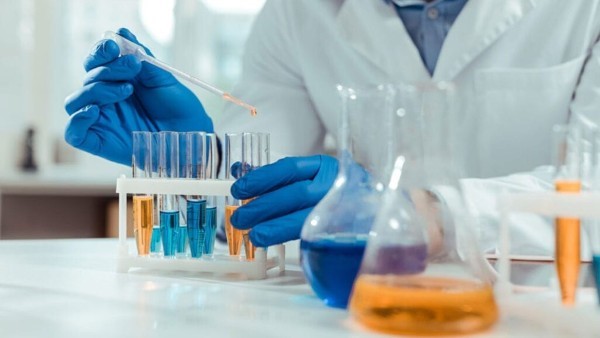 Hương liệu tổng hợp được sản xuất trong phòng thí nghiệm