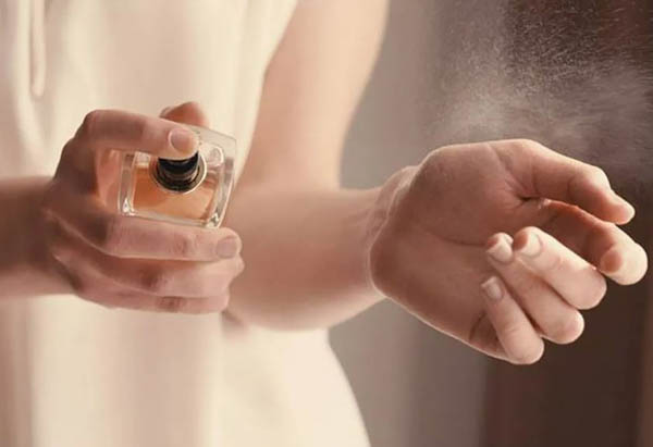 Nước hoa hết hạn có dùng được không?