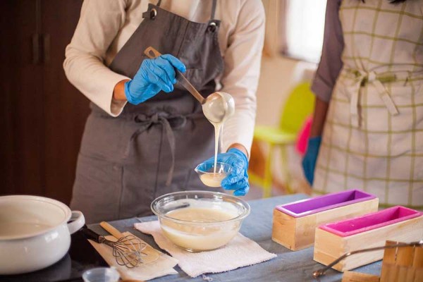 Những lưu ý an toàn khi làm và sử dụng xà phòng handmade Những lưu ý an toàn khi làm và sử dụng xà phòng handmade