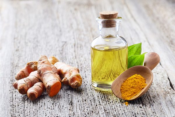 Cách sử dụng tinh dầu nghệ đúng cách cho sắc đẹp và sức khỏe