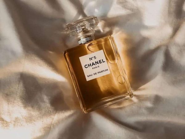 Xem xét số seri trên thân chai