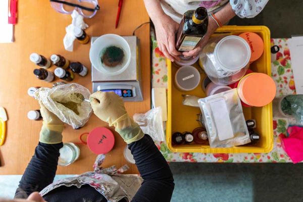 Hướng dẫn chi tiết cách làm xà phòng handmade tại nhà (Phương pháp làm lạnh)