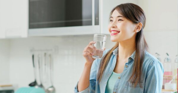 Nước không chỉ giúp giữ ẩm cho làn da mà còn giúp cơ thể loại bỏ độc tố và mùi hôi