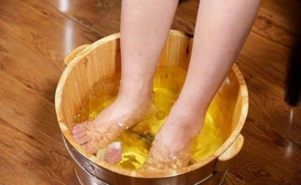 Ngâm chân với nước gừng