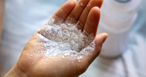 Dùng bột talc