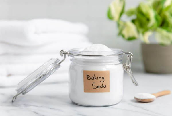 Sử dụng baking soda khử mùi ẩm mốc