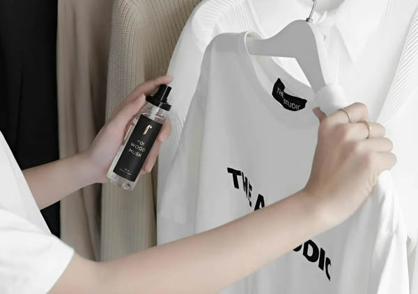 Dùng nước hoa hoặc lotion xịt thơm cho quần áo