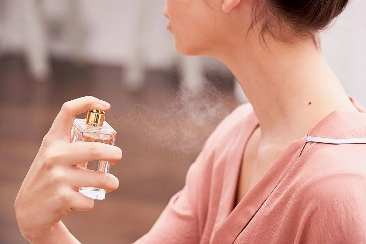 Xịt nước hoa vào mắt có sao không?